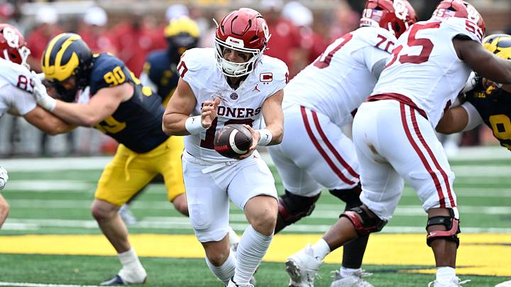 Oklahoma quarterback John Mateer turns to hand the ball off against Michigan. | Lon Horwedel-Imagn Images