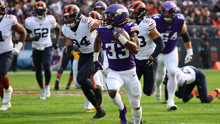 Aaron Jones breaks off a 41-yard run against the Bears defense early in Sunday's Bears-Vikings game.