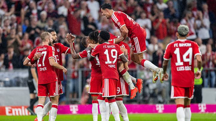 Der FC Bayern agiert zu Hause für gewohnt in einem roten Trikot Der FC Bayern agiert zu Hause für gewohnt in einem roten Trikot