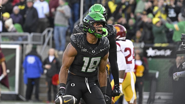 Oregon Ducks tight end Kenyon Sadiq (18) celebrates against the Southern California Trojans Oregon Ducks tight end Kenyon Sadiq (18) celebrates against the Southern California Trojans
