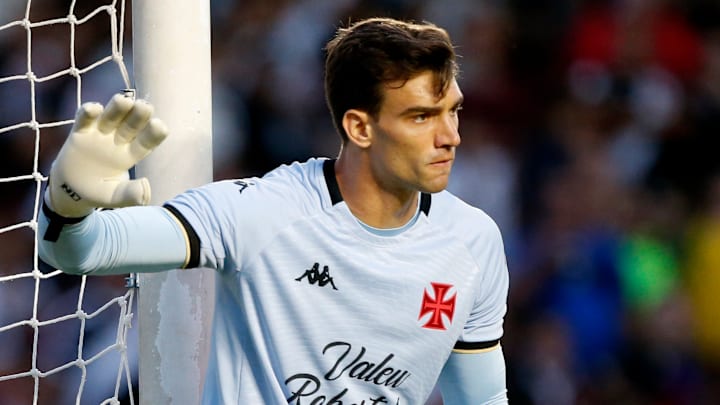 Vasco da Gama tenta renovar contrato de Léo Jardim