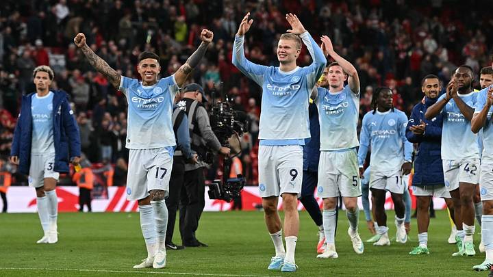 Los futbolistas del Manchester City celebran sobre el césped de Anfield tras imponerse 3-0 al Liverpool Los futbolistas del Manchester City celebran sobre el césped de Anfield tras imponerse 3-0 al Liverpool