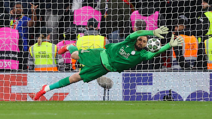 Goleiro defendeu dois pênaltis em pleno Anfield