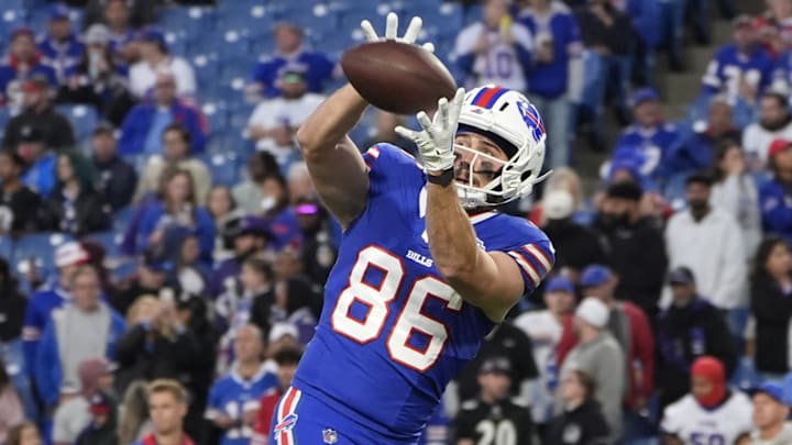 Sep 7, 2025; Orchard Park, New York, USA;  Buffalo Bills tight end Dalton Kincaid (86) warms up prior to the game against the Baltimore Ravens