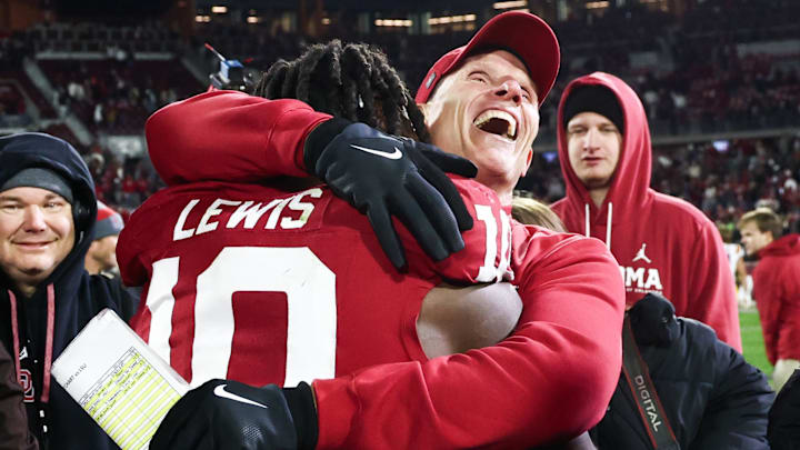 Oklahoma Sooners head coach Brent Venables hugs  linebacker Kip Lewis (10) after the game against LSU at Gaylord Family-Oklahoma Memorial Stadium. 