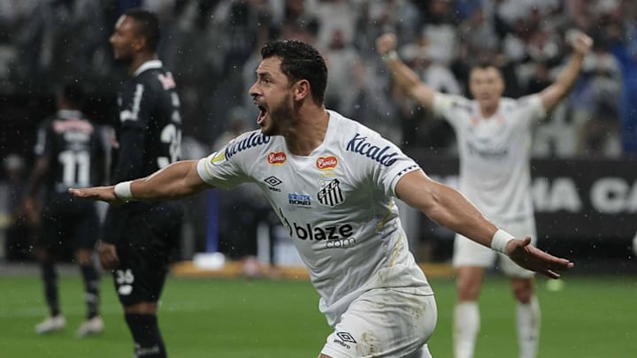 O Santos eliminou o Bragantino na Neo Química Arena. 