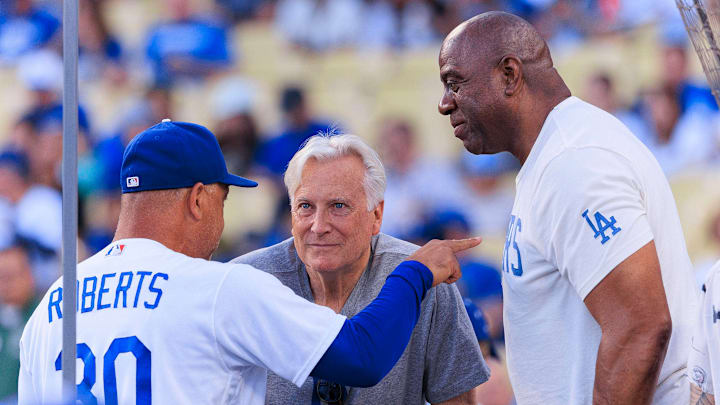 Mark Walter (al centro) es el propietario principal de los Dodgers