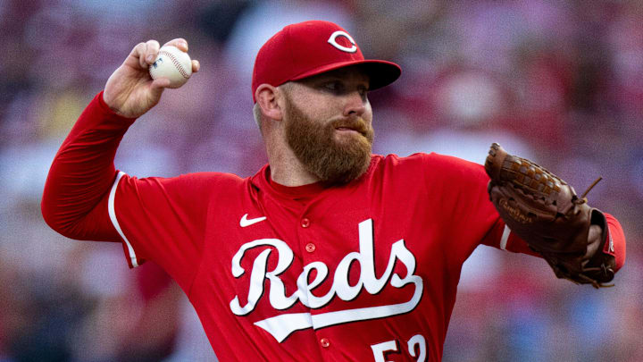 Cincinnati Reds pitcher Zack Littell (52) delivers a pitch in the first inning between Cincinnati Reds and Chicago Cubs at Great American Ball Park in Cincinnati on Sept. 20, 2025.