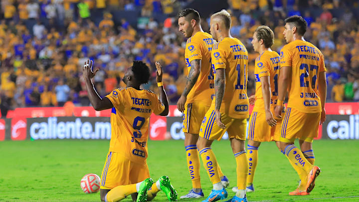 Jugadores de Tigres UANL celebran un gol.