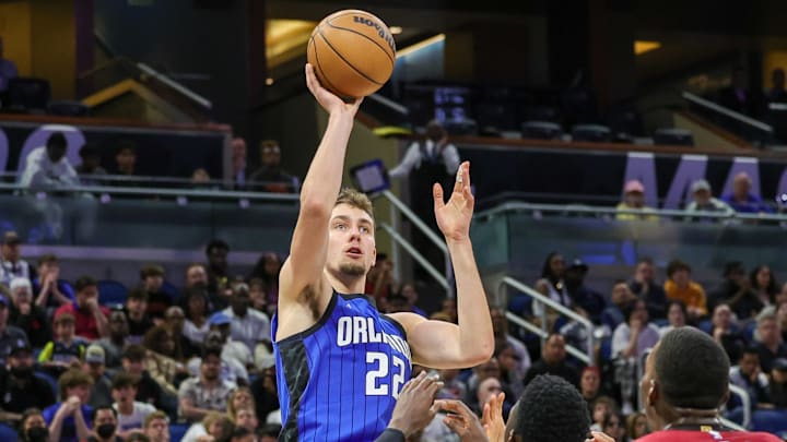 Franz Wagner shoots the ball