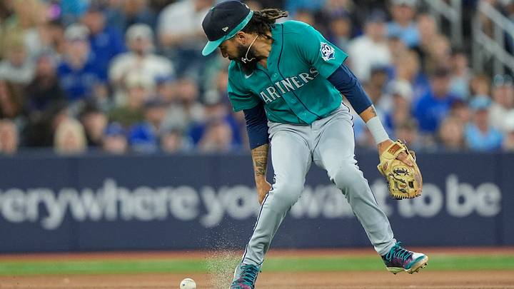 Aug 28, 2026; Toronto, Ontario, CAN; Seattle Mariners shortstop J.P. Crawford (3) mishandles a ball hit by Toronto Blue Jays third baseman Kazuma Okamoto (not pictured) during the seventh inning at Rogers Centre. Mandatory Credit: John E. Sokolowski-Imagn Images Aug 28, 2026; Toronto, Ontario, CAN; Seattle Mariners shortstop J.P. Crawford (3) mishandles a ball hit by Toronto Blue Jays third baseman Kazuma Okamoto (not pictured) during the seventh inning at Rogers Centre. Mandatory Credit: John E. Sokolowski-Imagn Images
