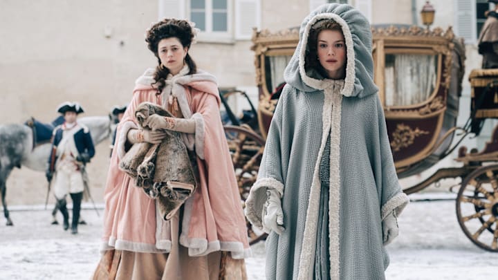 Jasmine Blackborow (Princesse de Lamballe), Emilia Schüle (Marie Antoinette)