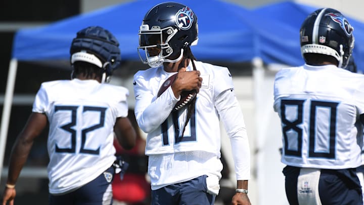 Tennessee Titans wide receiver DeAndre Hopkins (10) stretches.