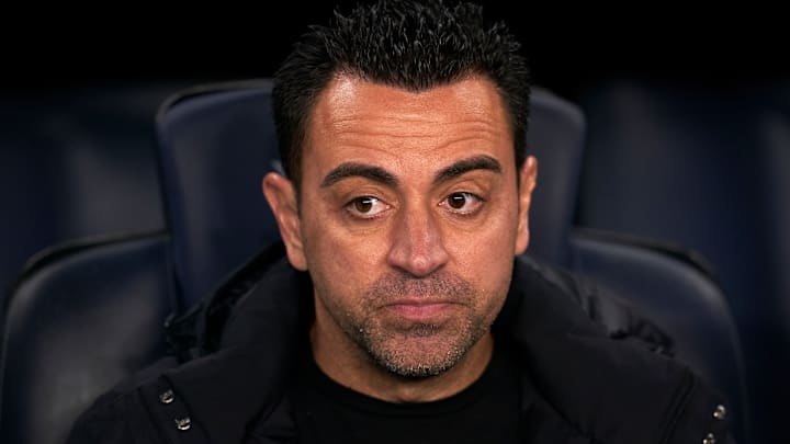 Xavi lorgne sur un joueur de l'AS Monaco.