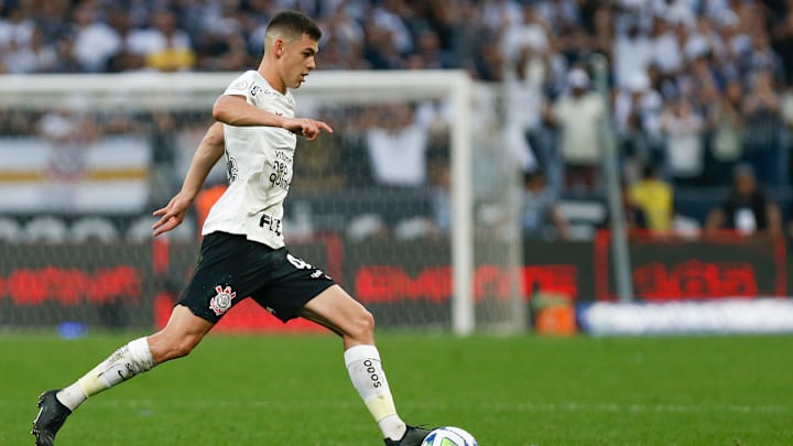 Meia de 18 anos subiu para o profissional nesta temporada