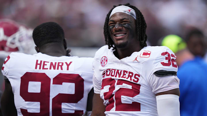 Oklahoma defensive end R Mason Thomas smiles on OU's sideline.