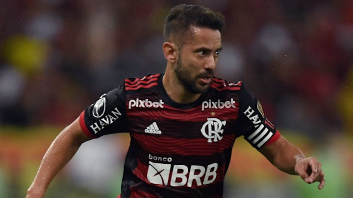 Meia deu linda assistência em lance que culminou no gol de João Gomes