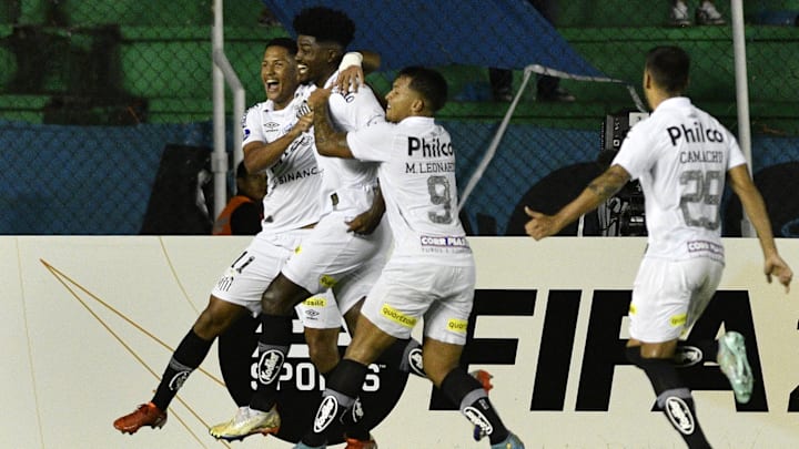 Eduardo Bauermann cabeceou firme para dar a vitória ao Peixe