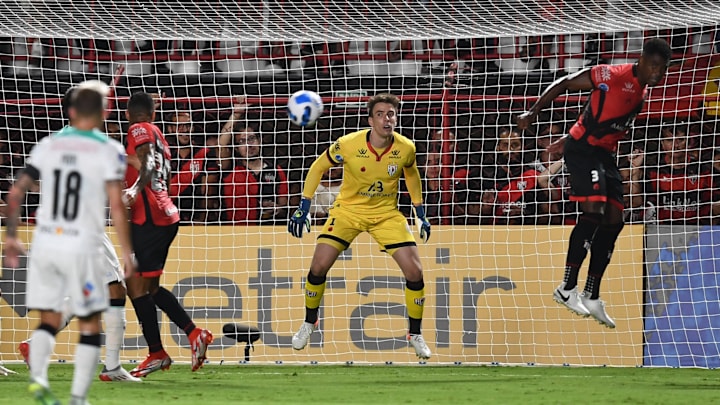 Goleiro estava no Atlético-GO 