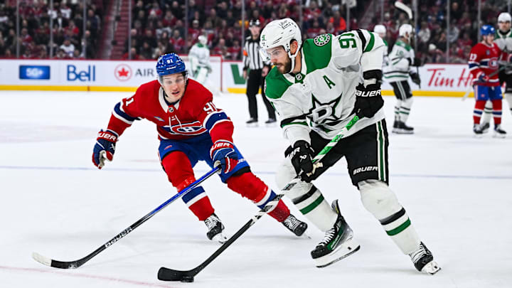 Nov 13, 2025; Montreal, Quebec, CAN; Dallas Stars center Tyler Seguin (91) plays the puck against Montreal Canadiens center Oliver Kapanen (91) during the first period at Bell Centre. Mandatory Credit: David Kirouac-Imagn Images
