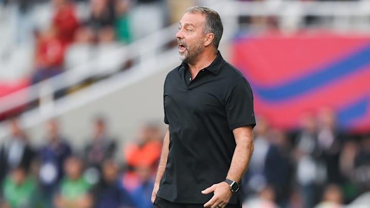 Hansi Flick an der Seitenlinie Hansi Flick an der Seitenlinie