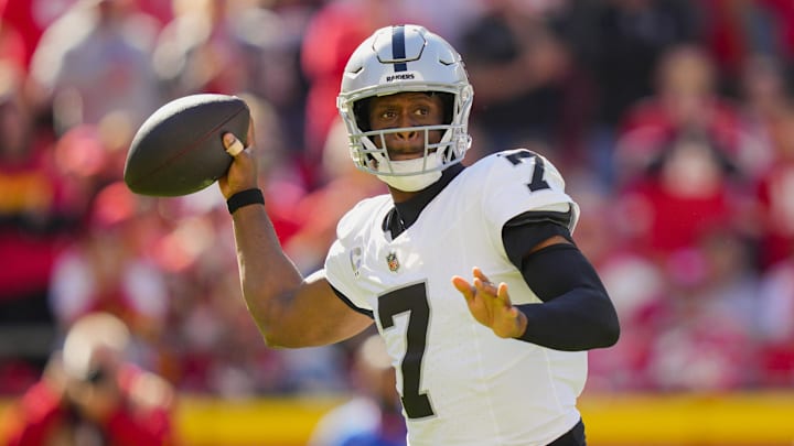 Oct 19, 2025; Kansas City, Missouri, USA; Las Vegas Raiders quarterback Geno Smith (7) throws a pass during the second half against the Kansas City Chiefs at GEHA Field at Arrowhead Stadium. Mandatory Credit: Jay Biggerstaff-Imagn Images Oct 19, 2025; Kansas City, Missouri, USA; Las Vegas Raiders quarterback Geno Smith (7) throws a pass during the second half against the Kansas City Chiefs at GEHA Field at Arrowhead Stadium. Mandatory Credit: Jay Biggerstaff-Imagn Images