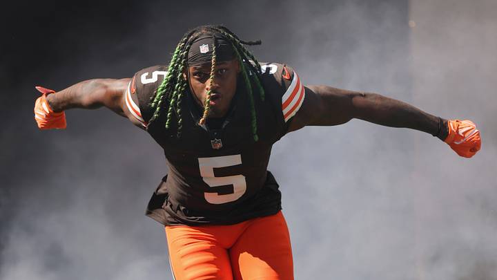Cleveland Browns linebacker Quincy Williams (5) runs onto the field during player introductions
