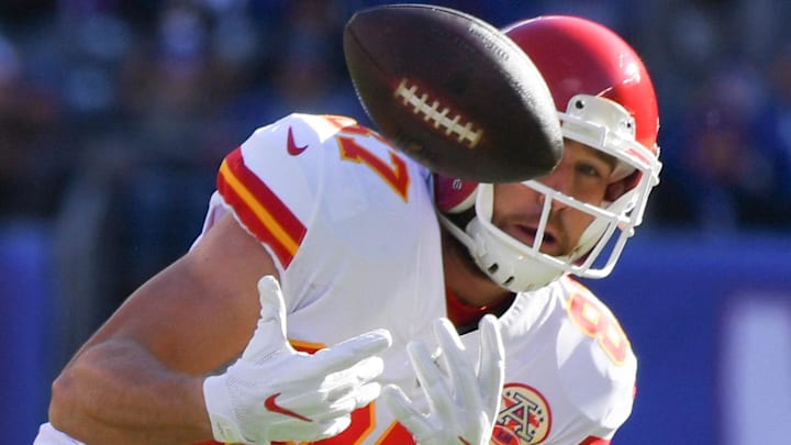 Nov 19, 2017; East Rutherford, NJ, USA; Kansas City Chiefs tight end Travis Kelce (87) catches a pass against the New York Giants in the first half in the NFL game at MetLife Stadium. Mandatory Credit: Robert Deutsch-Imagn Images