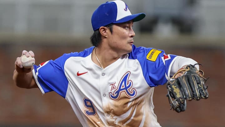 Sep 27, 2025; Cumberland, Georgia, USA; Atlanta Braves shortstop Ha-Seong Kim (9) throws the ball to first base for an out against the Pittsburgh Pirates during the seventh inning at Truist Park. Mandatory Credit: Jordan Godfree-Imagn Images
