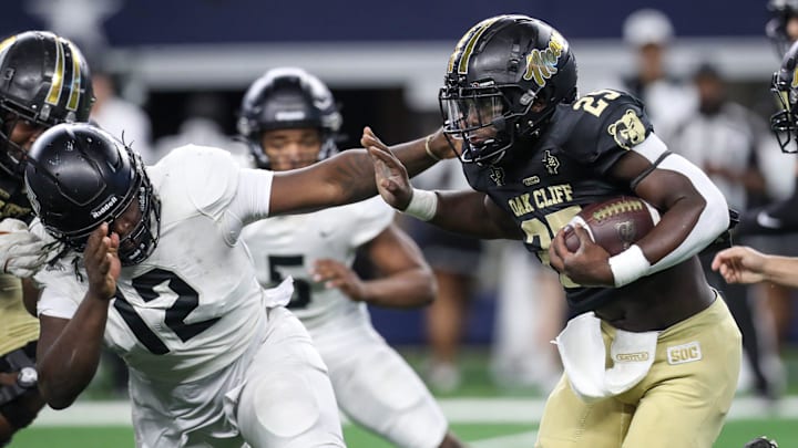 South Oak Cliff's Damond Williams runs the ball during the Class 5A Division II State Championship game on Friday, Dec. 20, 2024, at AT&T Stadium in Arlington, Texas.