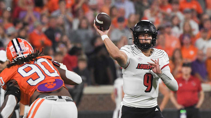 Nov 2, 2024; Clemson, South Carolina, USA; Louisville Cardinals quarterback Tyler Shough (9) throws a pass against Clemson Tigers defensive end Stephiylan Green (90) during the first quarter at Memorial Stadium. Mandatory Credit: Ken Ruinard-Imagn Images Nov 2, 2024; Clemson, South Carolina, USA; Louisville Cardinals quarterback Tyler Shough (9) throws a pass against Clemson Tigers defensive end Stephiylan Green (90) during the first quarter at Memorial Stadium. Mandatory Credit: Ken Ruinard-Imagn Images