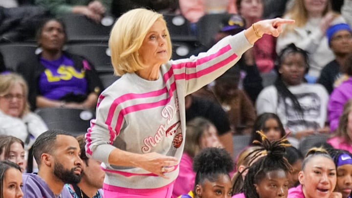 Feb 6, 2025; Columbia, Missouri, USA; LSU Lady Tigers head coach Kim Mulkey gestures to players against the Missouri Tigers during the second half at Mizzou Arena. Mandatory Credit: Denny Medley-Imagn Images Feb 6, 2025; Columbia, Missouri, USA; LSU Lady Tigers head coach Kim Mulkey gestures to players against the Missouri Tigers during the second half at Mizzou Arena. Mandatory Credit: Denny Medley-Imagn Images