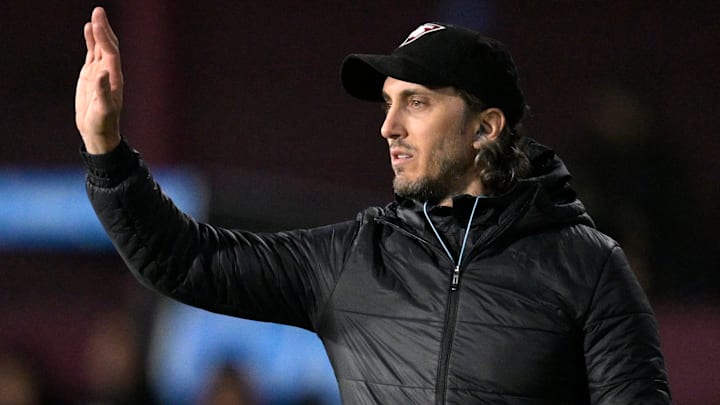 Ele era técnico da LDU que eliminou o São Paulo na Sul-Americana em 2023