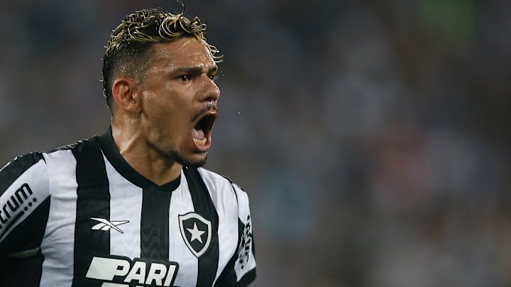 Tiquinho Soares volta ao XI inicial do Botafogo neste domingo.