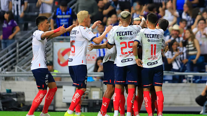 Jugadores de Monterrey celebran un gol.
