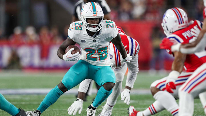 Miami Dolphins running back De'Von Achane (28) runs.