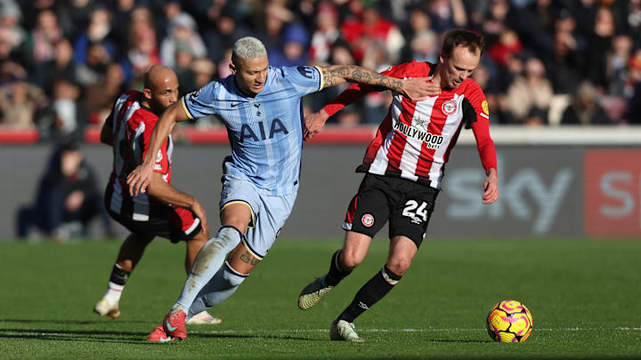 Tottenham faz campanha intermediária na Premier League