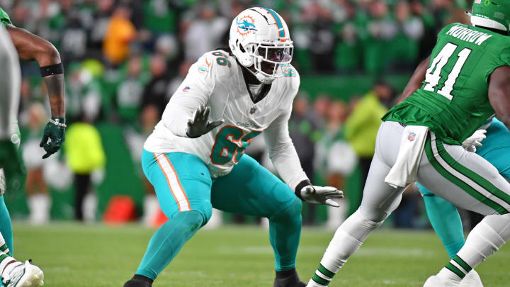 Guard Lester Cotton against the Philadelphia Eagles at Lincoln Financial Field in the 2023 regular season.