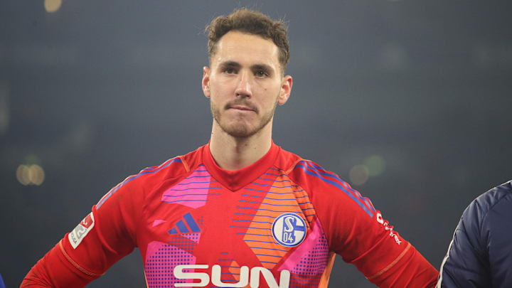 Justin Heekeren fliegt aus dem Schalke-Tor Justin Heekeren fliegt aus dem Schalke-Tor