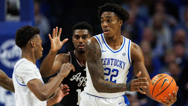 Jan 14, 2025; Lexington, Kentucky, USA; Kentucky Wildcats center Amari Williams (22) hands the ball to guard Jaxson Robinson (2) during the first half against the Texas A&M Aggies at Rupp Arena at Central Bank Center. Mandatory Credit: Jordan Prather-Imagn Images Jan 14, 2025; Lexington, Kentucky, USA; Kentucky Wildcats center Amari Williams (22) hands the ball to guard Jaxson Robinson (2) during the first half against the Texas A&M Aggies at Rupp Arena at Central Bank Center. Mandatory Credit: Jordan Prather-Imagn Images