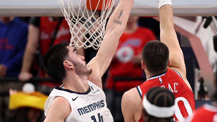Nov 28, 2025; Inglewood, California, USA;  Memphis Grizzlies center Zach Edey (14) defends Los Angeles Clippers center Ivica Zubac (40) during the second half at Intuit Dome. Mandatory Credit: Kiyoshi Mio-Imagn Images