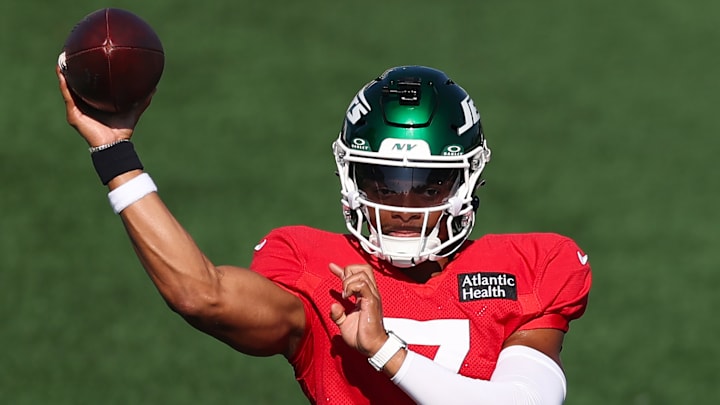 NY Jets quarterback Justin Fields