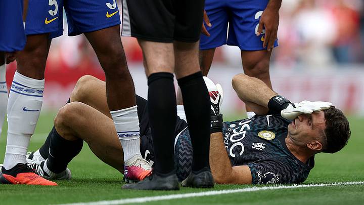Emiliano Martínez took a kick to the face from Gabriel. Emiliano Martínez took a kick to the face from Gabriel.