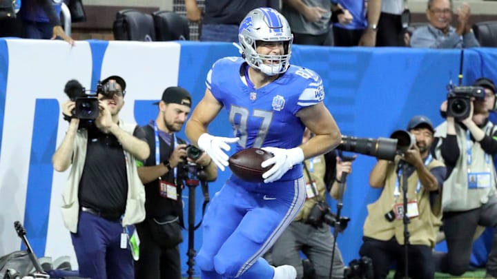 Detroit Lions tight end Sam LaPorta (87) scores a touchdown.