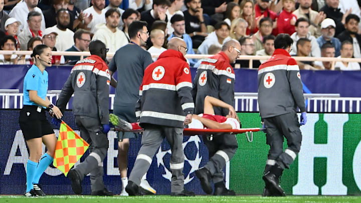 Após sentir, Vanderson deixa campo de maca pela UCL 