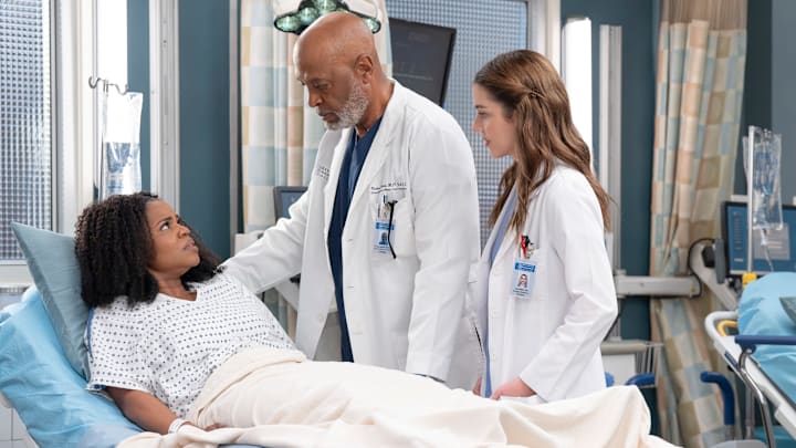 KELLY JENRETTE, JAMES PICKENS JR., AND ADELAIDE KANE IN GREY'S ANATOMY SEASON 21