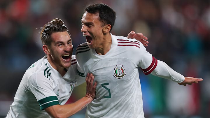 Osvaldo Rodríguez y Ricardo Angulo celebrando el segundo tanto frente a Ecuador.