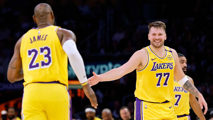 Luka Doncic y LeBron James guiaron a los Lakers a la victoria ante los Clippers el viernes