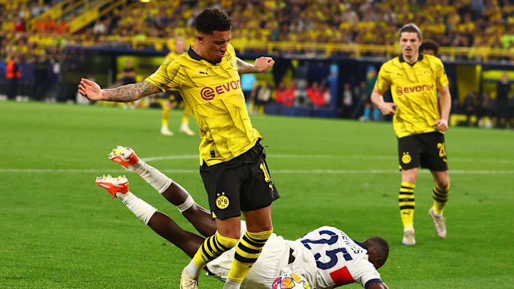 Jadon Sancho im Duell mit Nuno Mendes