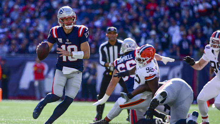 Oct 26, 2025; Foxborough, Massachusetts, USA; New England Patriots quarterback Drake Maye (10) looks to pass during the first quarter against the Cleveland Browns at Gillette Stadium. Mandatory Credit: Bob DeChiara-Imagn Images Oct 26, 2025; Foxborough, Massachusetts, USA; New England Patriots quarterback Drake Maye (10) looks to pass during the first quarter against the Cleveland Browns at Gillette Stadium. Mandatory Credit: Bob DeChiara-Imagn Images